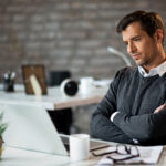 empresario disgustado brazos cruzados leyendo correo electronico computadora portatil trabajo