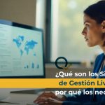 Mujer profesional utilizando un sistema de gestión liviano en su computador para optimizar procesos empresariales.