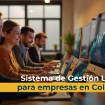Equipo de trabajo en oficina utilizando computadores con gráficos ascendentes en pantalla, representando productividad y eficiencia con un Sistema de Gestión Liviano para empresas en Colombia.